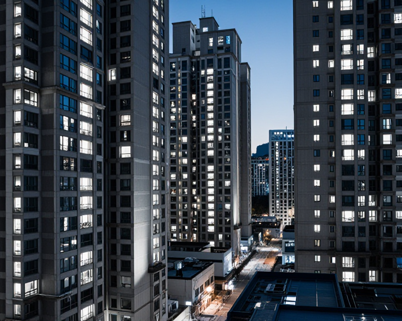 The Divide of Urban Wealth
